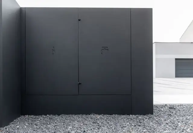 Jak ukryć skrzynkę elektryczną w ogrodzeniu i poprawić estetykę ogrodu