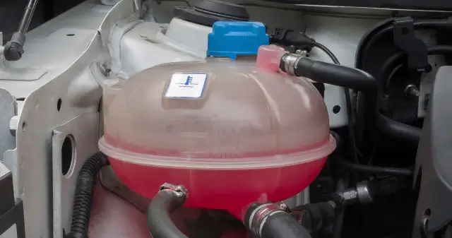 Czy można dolać koncentrat do chłodnicy? Unikaj poważnych problemów z silnikiem