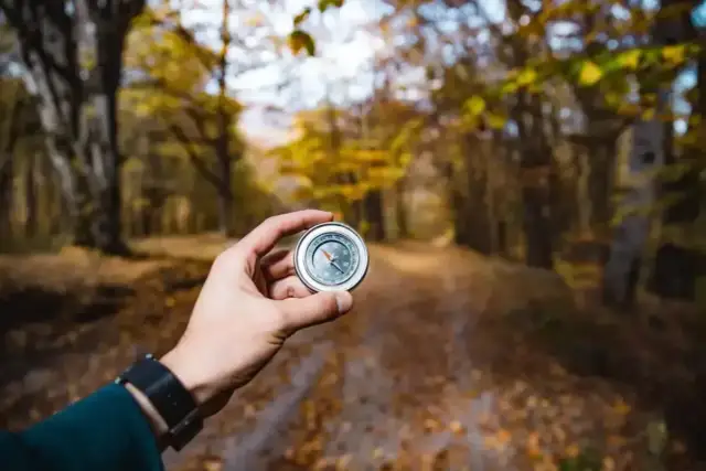 Jak działa kompas cyfrowy? Odkryj tajniki jego technologii i zastosowań