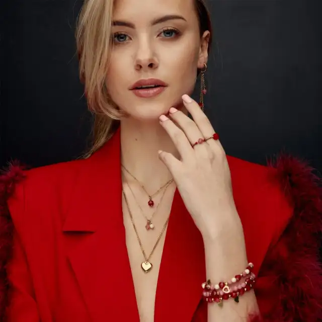 Jaką biżuterię do czerwonej sukienki wybrać, by zachwycić?