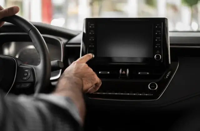 Tworzenie idealnej konfiguracji samochodu do rozrywki online: technologia, komfort i wskazówki dotyczące bezpieczeństwa