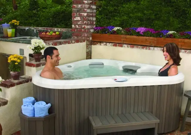 Najlepsze jacuzzi ogrodowe spa: funkcje, korzyści i porady dotyczące utrzymania