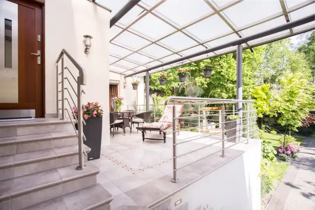 Z czego wykonać schody zewnętrzne? Najlepsze materiały i porady