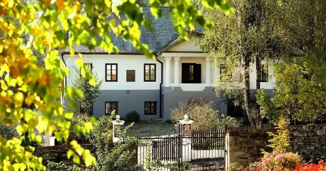 W jakiej epoce tworzył Adam Mickiewicz i jak wpłynęła na jego twórczość?