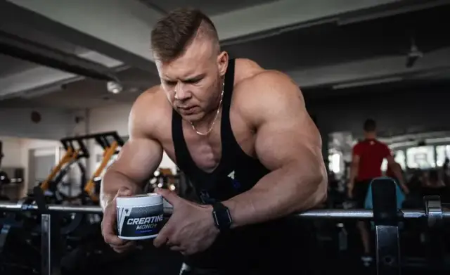 Czy po kreatynie można pić alkohol? Prawda o wpływie na efekty treningowe
