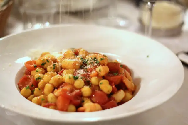 Gdzie zjeść w Desenzano del Garda? Odkryj najlepsze restauracje