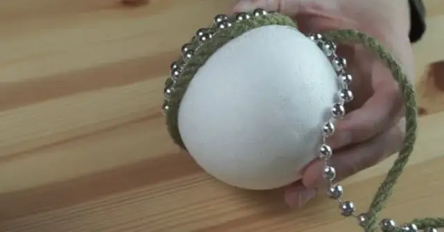 Jak zrobić bombki ze styropianu – proste i kreatywne pomysły na ozdoby