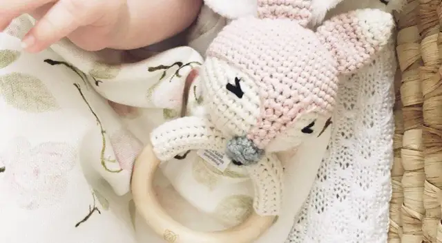 Pierwsze zabawki dla noworodka: jakie wybrać i kiedy wprowadzać