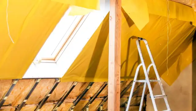 Jak zamontować folię paroprzepuszczalną na poddaszu bez błędów