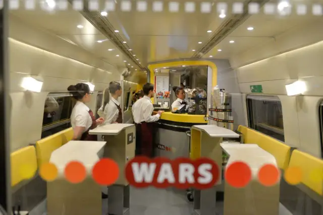 Czy można pić piwo w pociągu? Oto zasady, które musisz znać