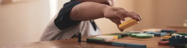 Ile zarabia opiekunka do 2 dzieci? Sprawdź, co wpływa na wynagrodzenie