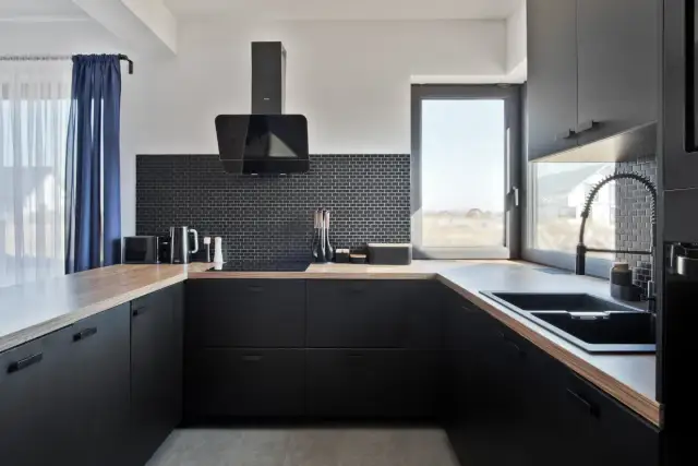 Jak udekorować ścianę w kuchni bez górnych szafek - pomysły i rozwiązania