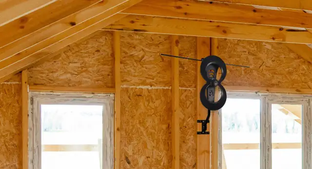 Czy antena satelitarna może być na strychu? Oto, co musisz wiedzieć o sygnale.