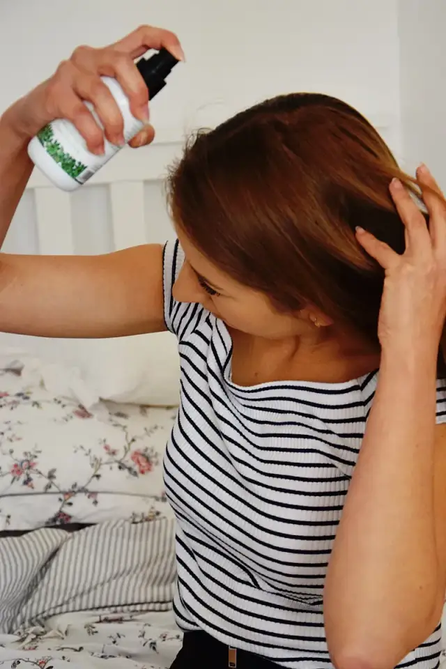 Jak używać wcierek do włosów, aby poprawić ich zdrowie i wzrost