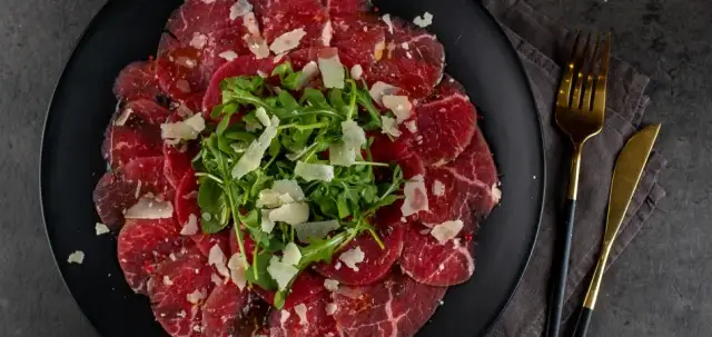 Jak zrobić carpaccio z wołowiny – prosty przepis, który zachwyca smakiem
