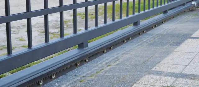 Jaką listwę zębatą wybrać do bramy przesuwnej? Metalową czy nylonową