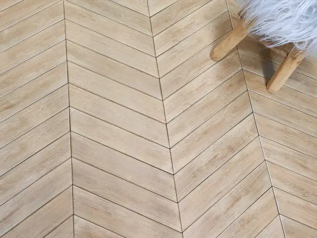 Płytki jak parkiet w jodełkę: elegancja bez kompromisów w trwałości