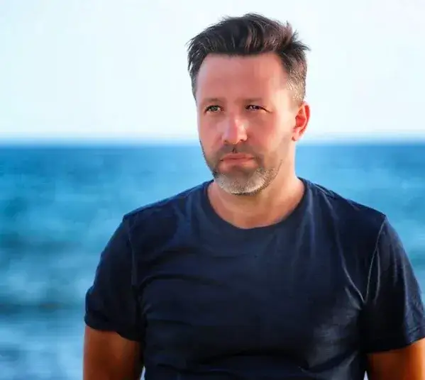 Bartosz Łabęcki jako lektor z Hotelu Paradise – tajemnice i życie osobiste