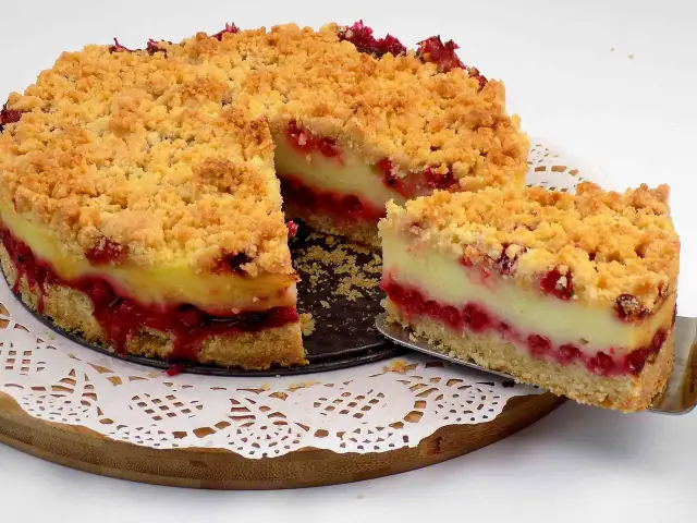 Pyszny przepis na ciasto porzeczkowe z budyniem, które zachwyci wszystkich