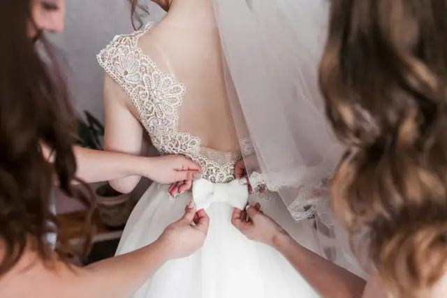 Moda weselna 2025 - O czym pamiętać przy wyborze idealnej kreacji?