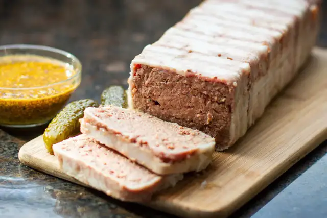 Jak długo piec pasztet z drobiu, aby był soczysty i smaczny?