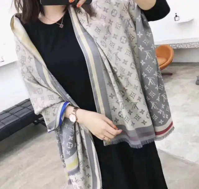 Ile kosztuje szal Louis Vuitton? Ceny, modele i co warto wiedzieć