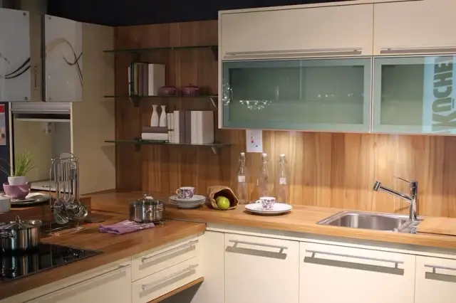 Jak skutecznie kleić panele do ściany: najlepsze metody i porady