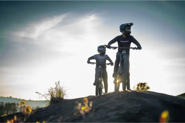 Czy można jechać rowerem obok siebie? Zasady i bezpieczeństwo na drodze