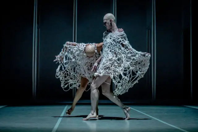 Lament Różewicza: Głęboka interpretacja wiersza o wojnie i winie