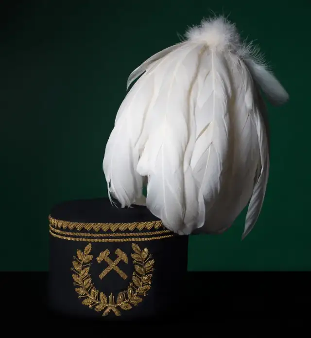 Jak wygląda czapka górnicza? Poznaj tajemnice górniczego nakrycia