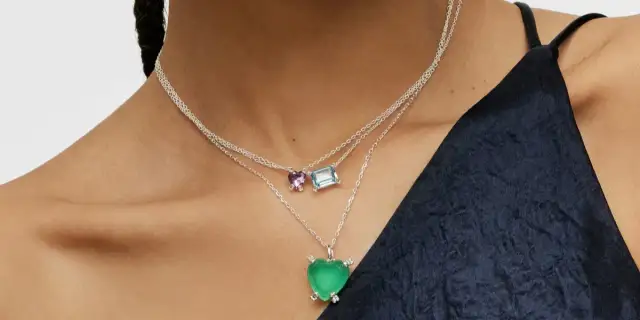 Jak wybrać idealny naszyjnik do dekoltu, aby wyglądać olśniewająco