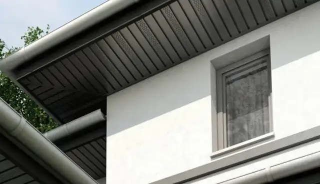 Grafitowa dachówka i idealna podbitka dachowa – jak je dopasować?