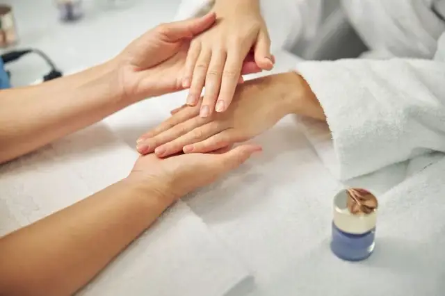 Manicure SPA na czym polega? Wszystko o zabiegu, korzyściach i przeciwwskazaniach