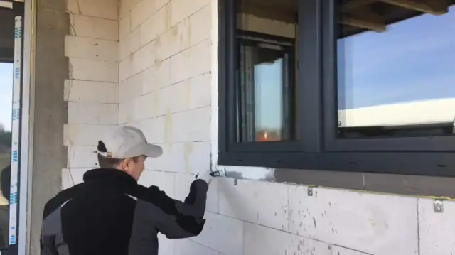 Jak zabezpieczyć piankę przy oknach przed wilgocią i UV? Ważne porady