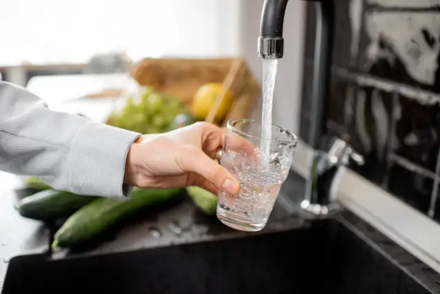Czy pić wodę z kranu? Sprawdź, czy jest bezpieczna dla zdrowia