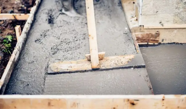 Ile czasu wiąże beton B25 na stropie? Kluczowe czynniki i praktyczne porady