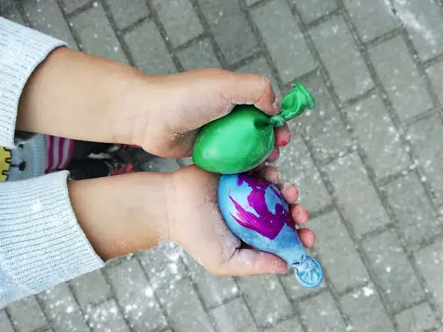 Jak zrobić gniotki sensoryczne w domu – proste przepisy i pomysły