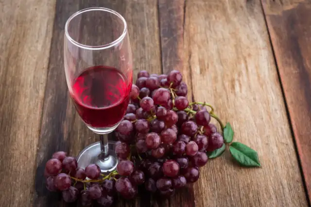 Jak zrobić nalewkę z winogron - prosty przepis na domowy trunek