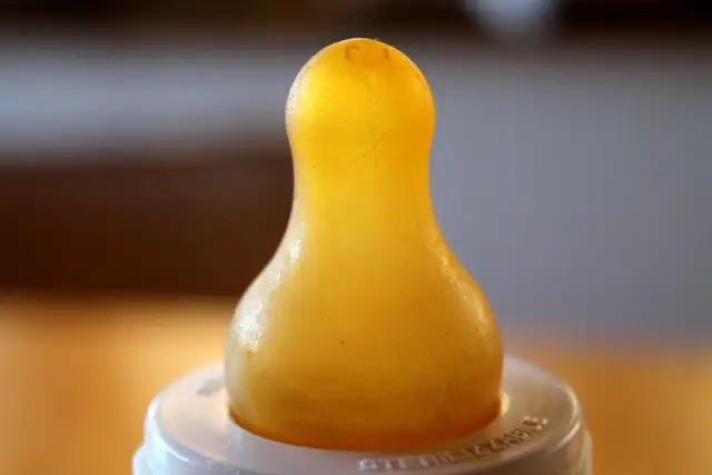 Co ile wymieniać smoczek w butelce, aby uniknąć zagrożeń dla zdrowia?