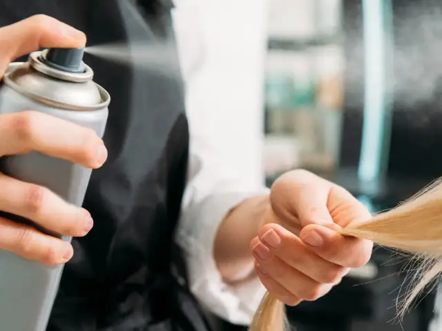Jaki lakier do włosów cienkich i delikatnych, aby uniknąć obciążenia?