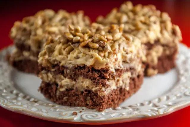 Przepis na ciasto słonecznikowe z kajmakiem: najlepszy krok po kroku