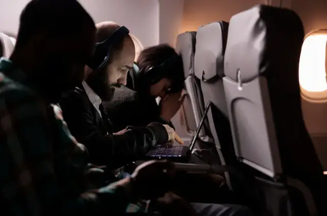 Eksploracja świata mobilnej rozrywki online: gra w trasie podczas podróży