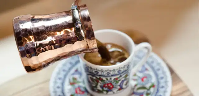 Jak parzyć kawę po turecku, aby uzyskać intensywny smak i aromat