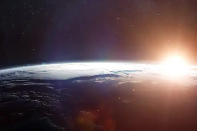 Fascynujący widok Słońca w kosmosie: poznaj prawdziwe oblicze naszej gwiazdy