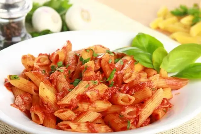 Szybki przepis na makaron penne z tuńczykiem i pomidorami w 20 minut