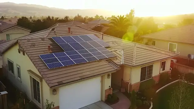 Panele fotowoltaiczne z mikroinwerterem - czy warto inwestować?