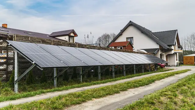 Gdzie umieścić inwerter w fotowoltaice na gruncie? Kluczowe zasady