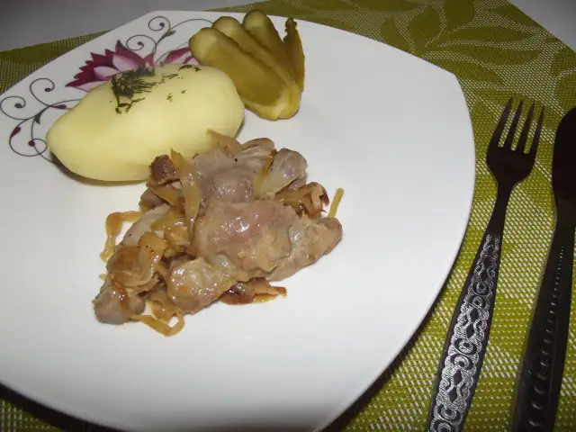 Przepis na żołądki drobiowe z cebulą, które zachwycą Twoich bliskich