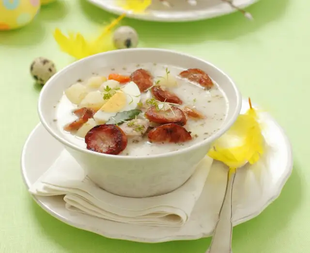 Jak zagęścić żurek mąką, unikając grudek i błędów w gotowaniu