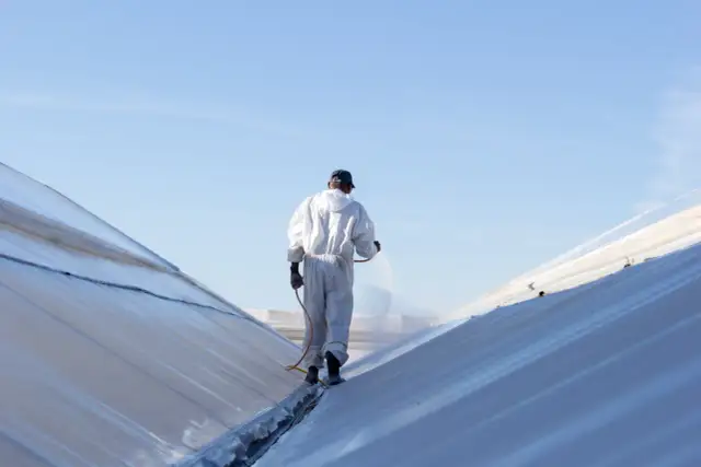Farby do malowania blachy dachowej polecane przez specjalistów